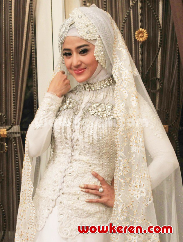 Detail Foto Dewi Persik Berhijab Nomer 10