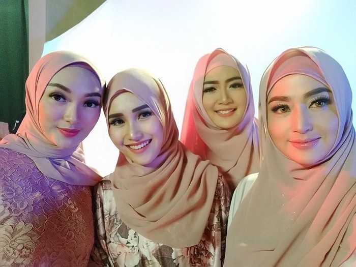 Detail Foto Dewi Persik Berhijab Nomer 2