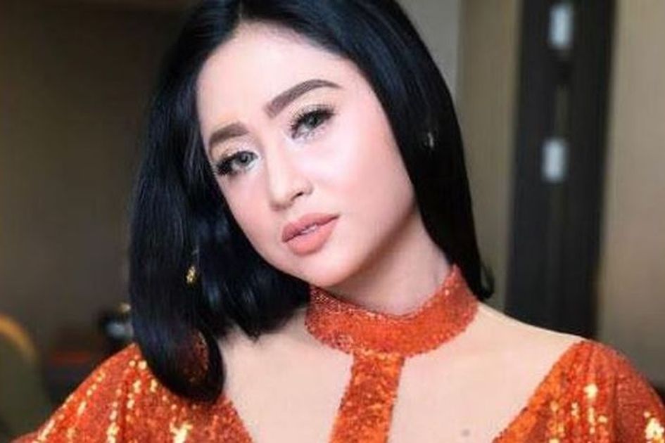 Detail Foto Dewi Persik Berhijab Nomer 31