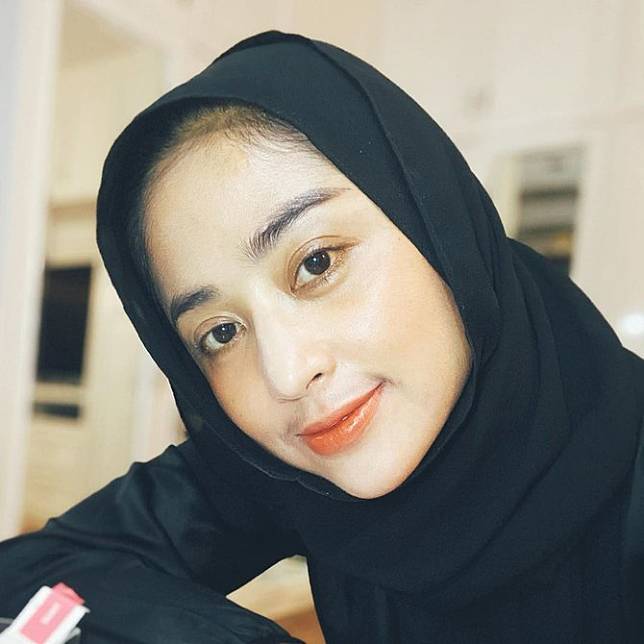 Detail Foto Dewi Persik Berhijab Nomer 39