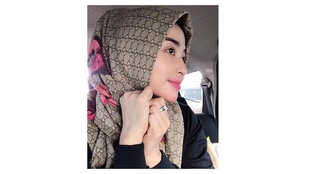 Detail Foto Dewi Persik Berhijab Nomer 6