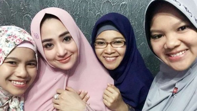 Detail Foto Dewi Persik Berhijab Nomer 9