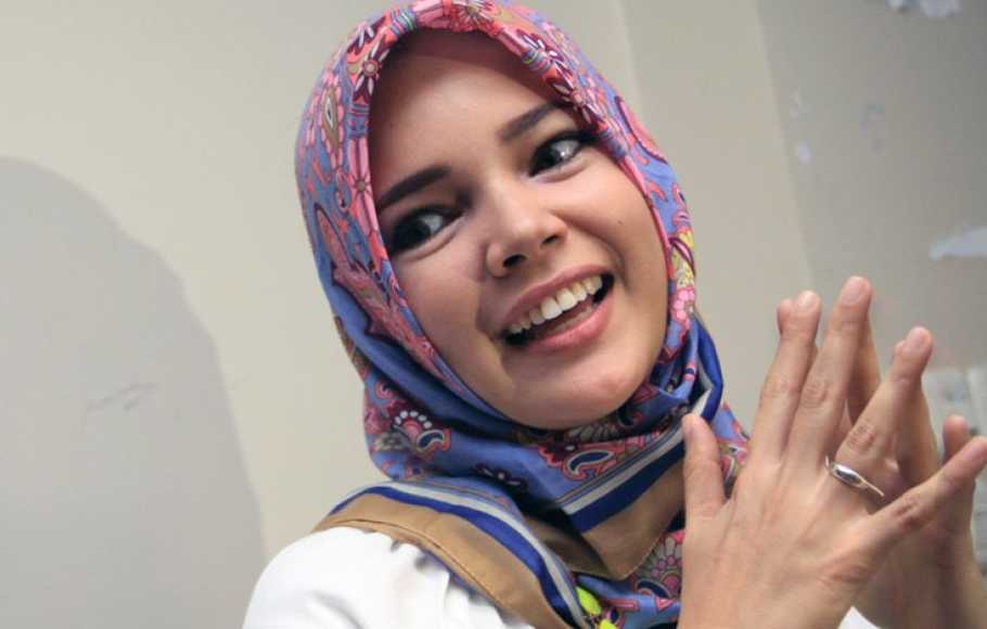 Detail Foto Dewi Sandra Berhijab Nomer 14