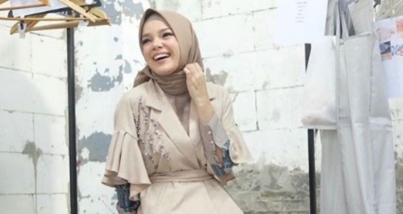 Detail Foto Dewi Sandra Berhijab Nomer 47