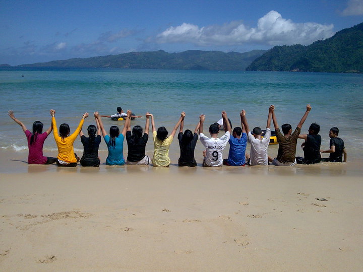 Detail Foto Di Pantai Bersama Sahabat Nomer 12