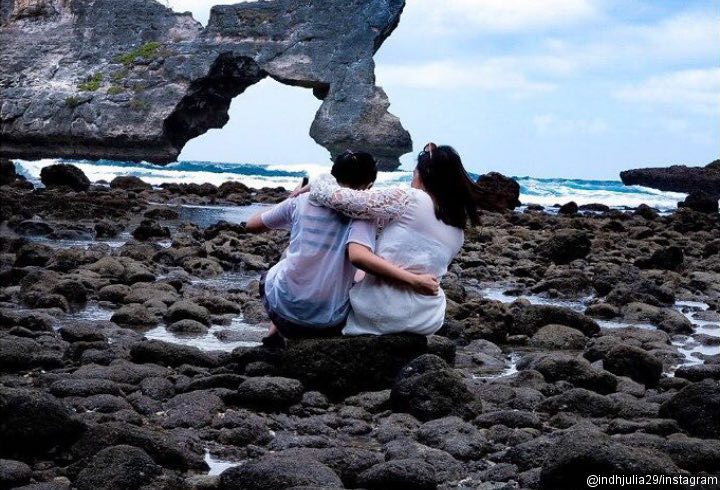 Detail Foto Di Pantai Bersama Sahabat Nomer 18