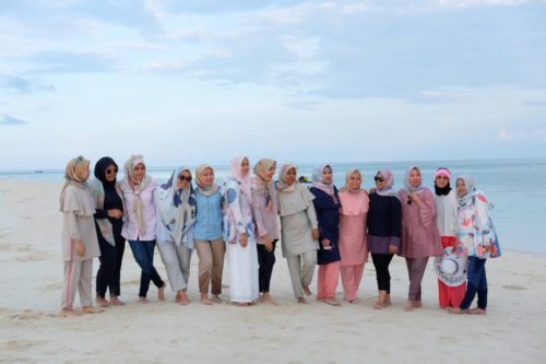 Detail Foto Di Pantai Bersama Sahabat Nomer 21