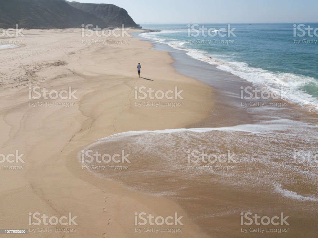 Detail Foto Di Pantai Dari Belakang Nomer 37