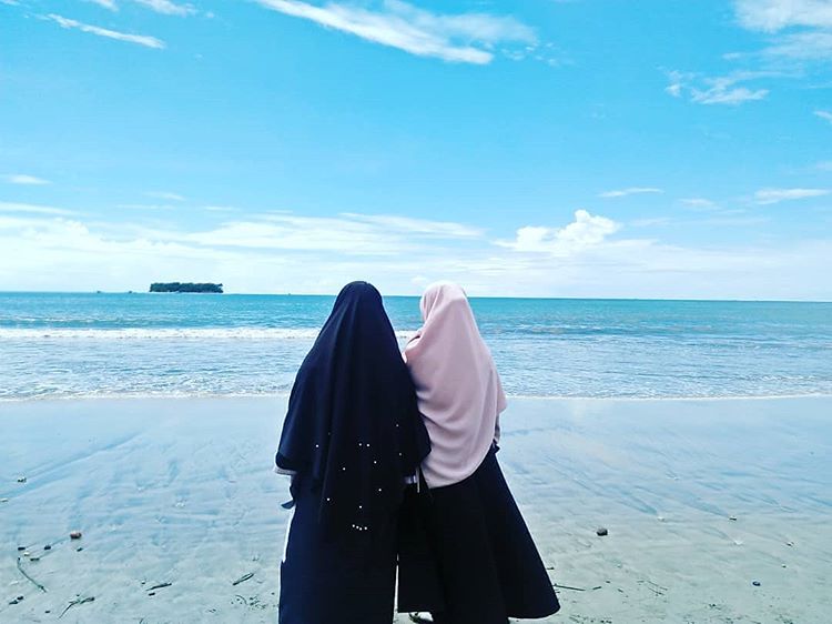 Detail Foto Di Pantai Dari Belakang Nomer 43