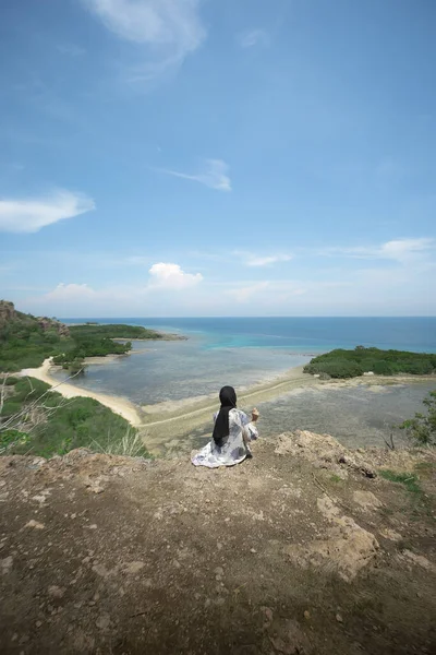 Detail Foto Di Pinggir Pantai Nomer 15