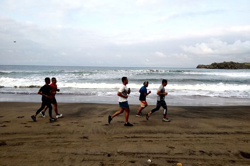 Detail Foto Di Pinggir Pantai Nomer 49