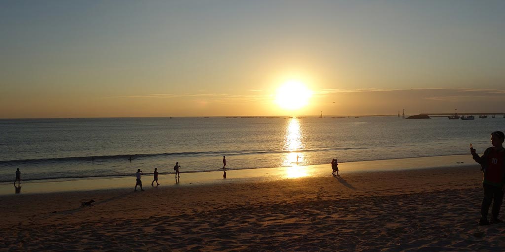 Detail Foto Di Tepi Pantai Nomer 42