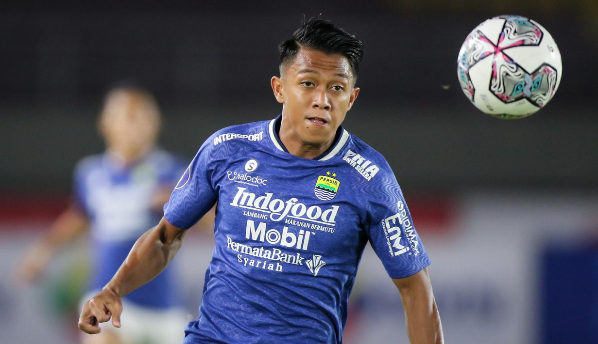 Detail Foto Febri Haryadi Pemain Persib Nomer 3