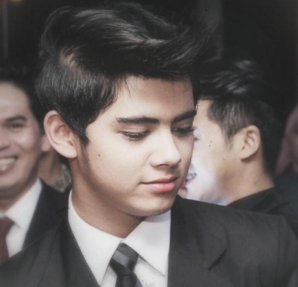 Detail Foto Foto Aliando Syarief Nomer 14