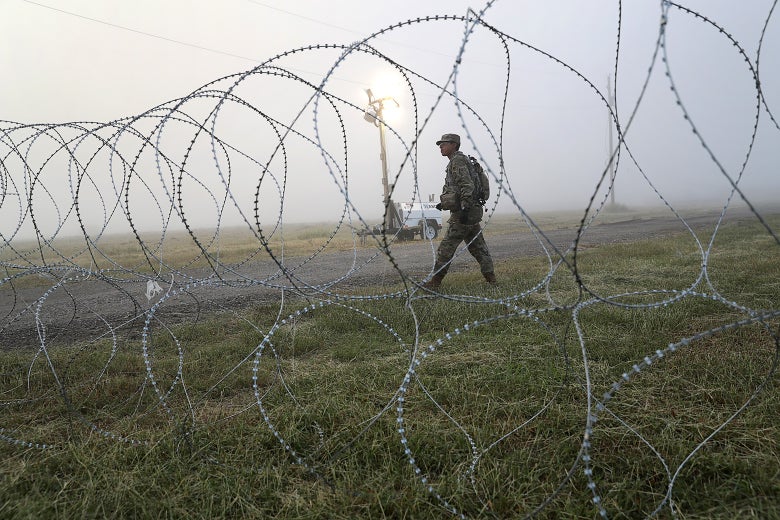 Detail Barbed Wire Fence Pictures Nomer 5