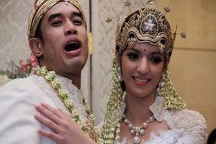 Detail Foto Foto Pernikahan Nia Ramadhani Nomer 43