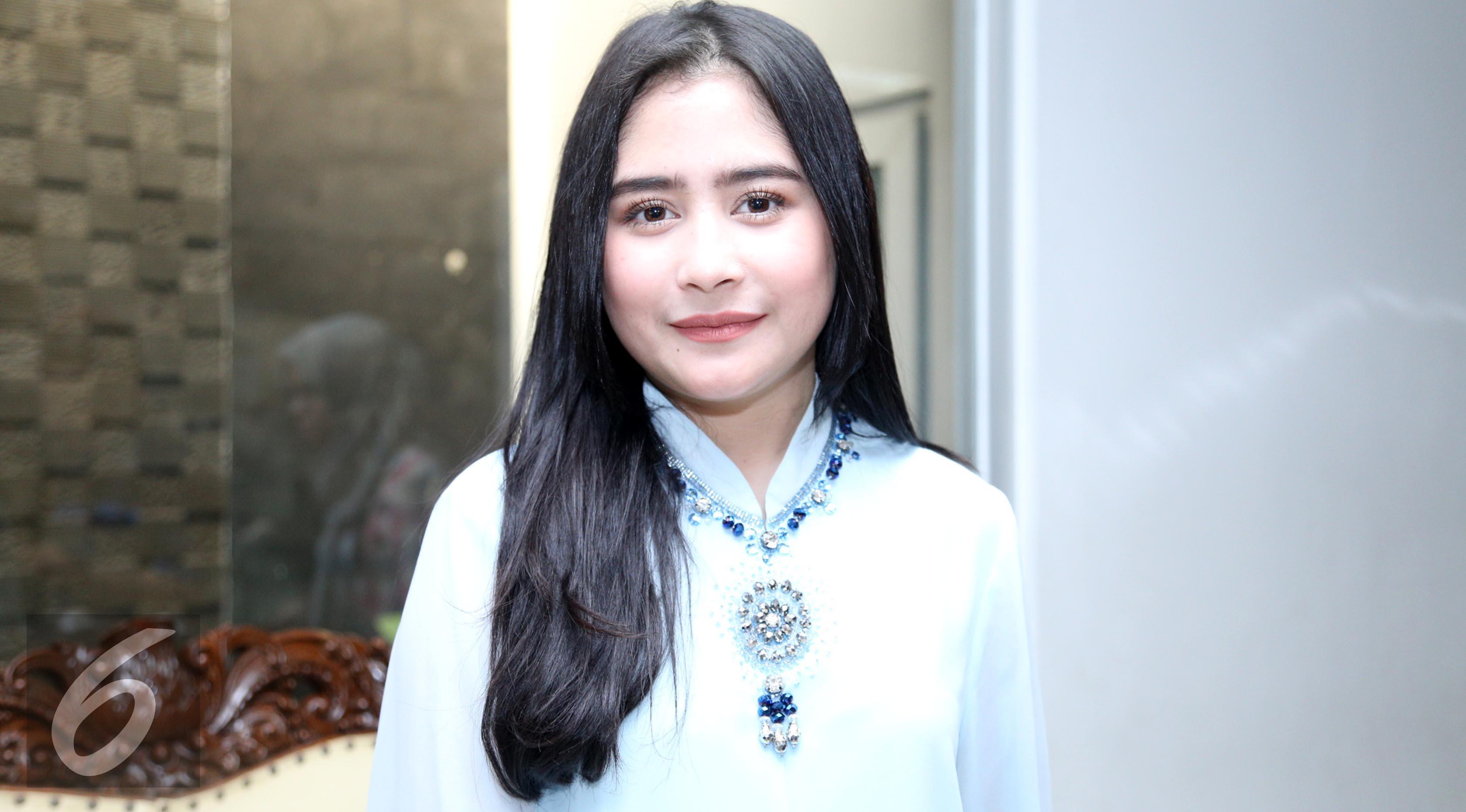 Detail Foto Foto Prilly Nomer 30