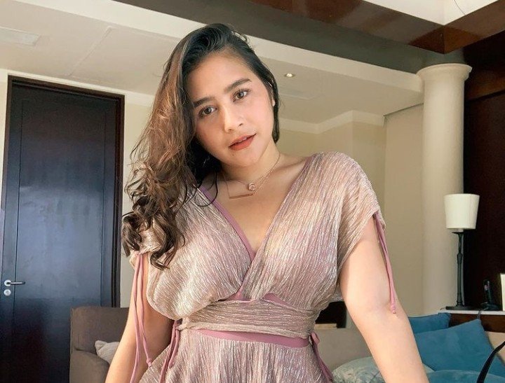 Detail Foto Foto Prilly Nomer 6