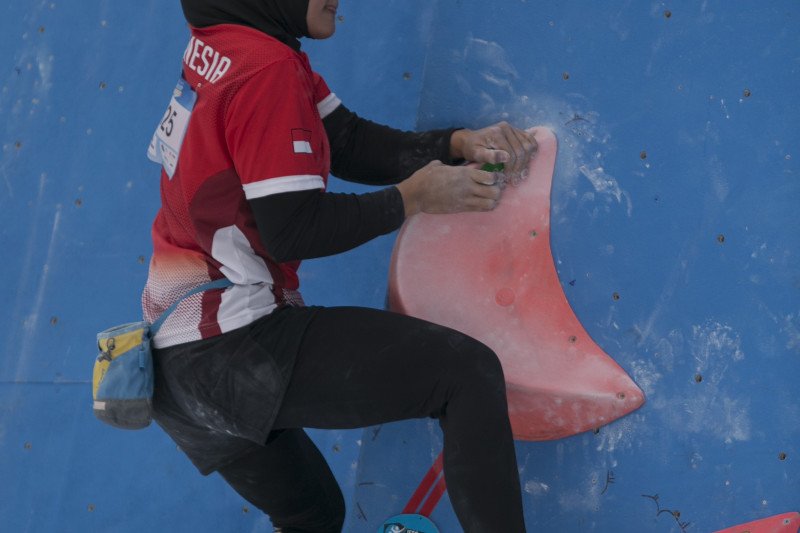 Detail Foto Gambar Wanita Yg Menang Dalam Permainan Panjat Tebing Nomer 15