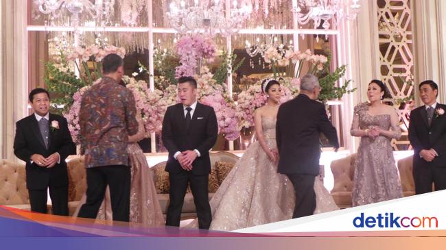 Detail Foto Gaun Pernikahan Anak Setya Novanto Nomer 29