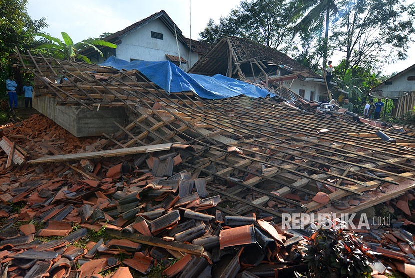 Detail Foto Gempa Bumi Di Indonesia Nomer 23