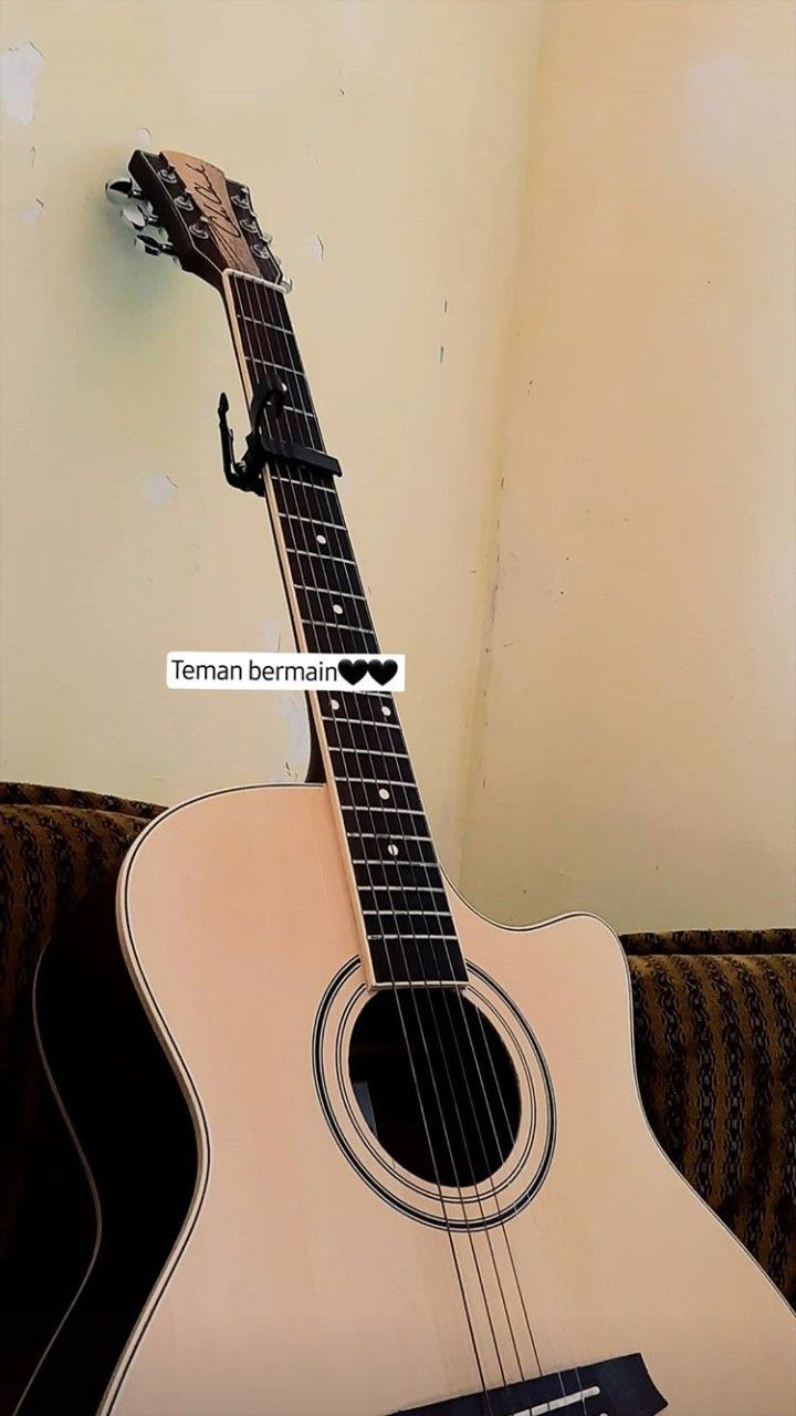 Detail Foto Gitar Aesthetic Nomer 13