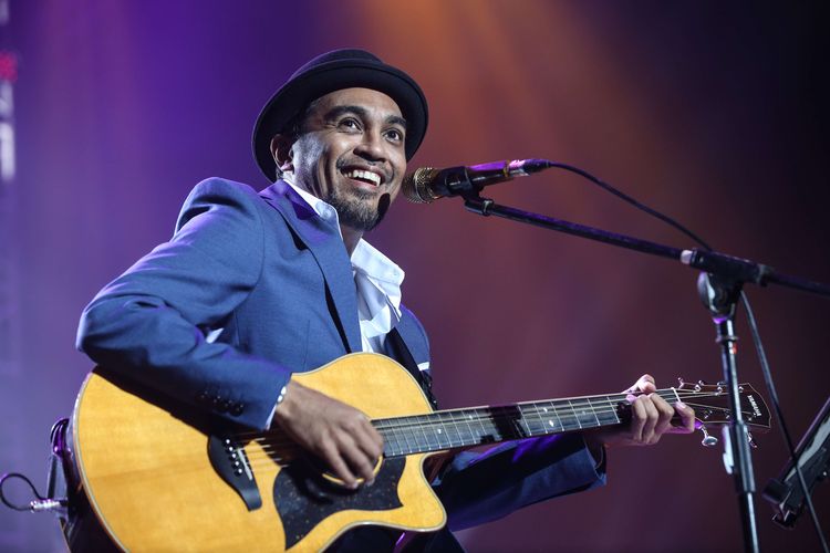 Detail Foto Glenn Fredly Nomer 18