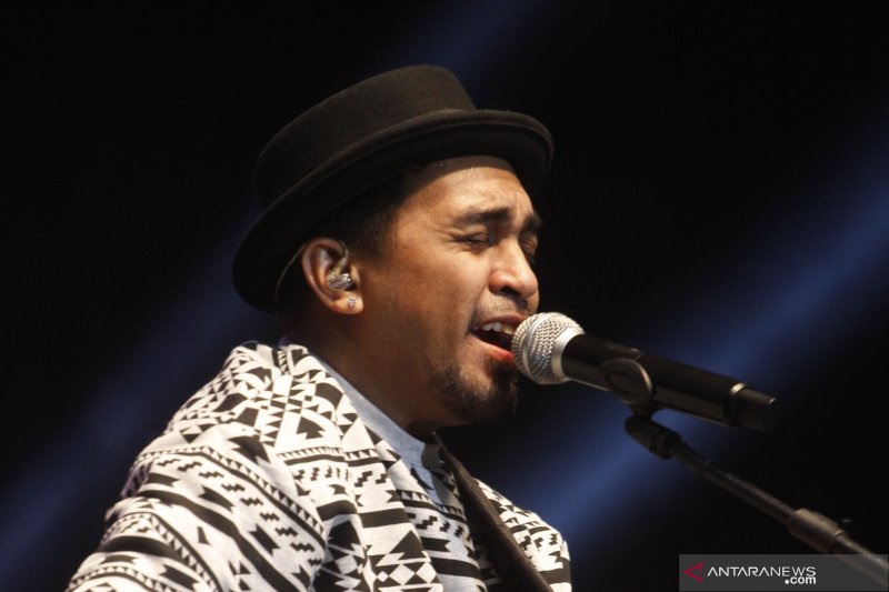 Detail Foto Glenn Fredly Nomer 31