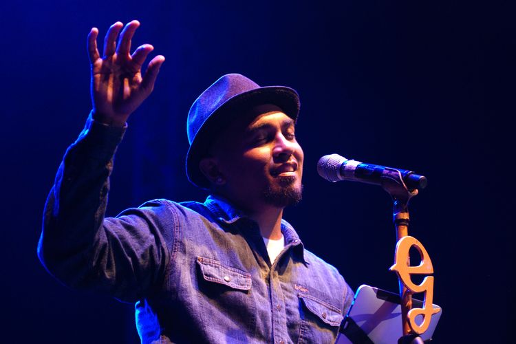 Detail Foto Glenn Fredly Nomer 7