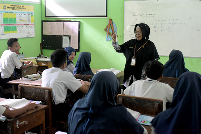 Detail Foto Guru Mengajar Nomer 11