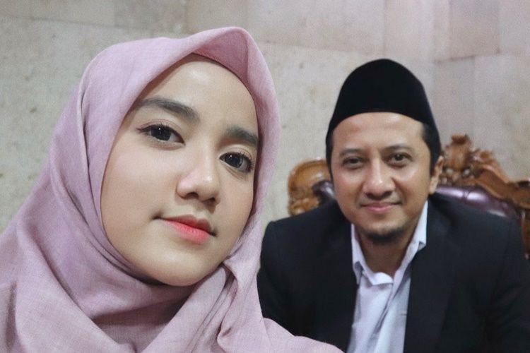 Detail Foto Gus Azmi Dan Pacarnya Nomer 13