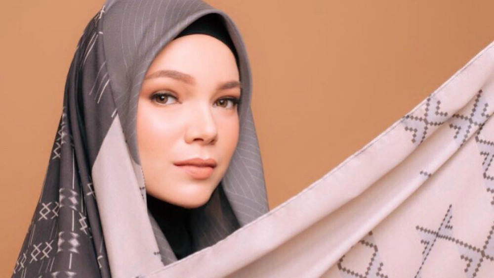 Detail Foto Hijab Dewi Sandra Nomer 3