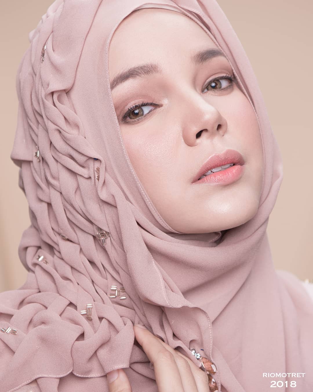 Detail Foto Hijab Dewi Sandra Nomer 5