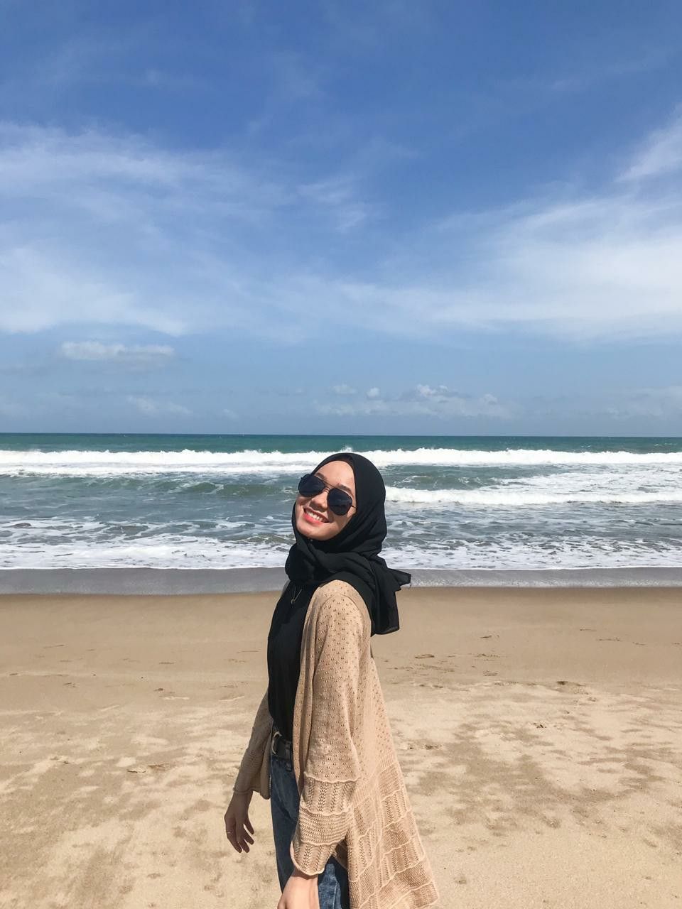 Detail Foto Hijab Di Pantai Nomer 2