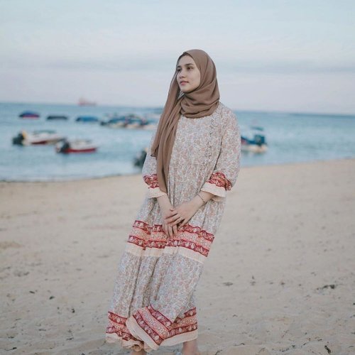 Detail Foto Hijab Di Pantai Nomer 22