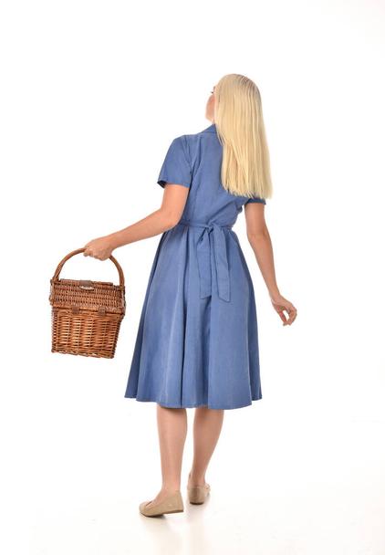 Sitzende Frau Blaues Kleid - KibrisPDR