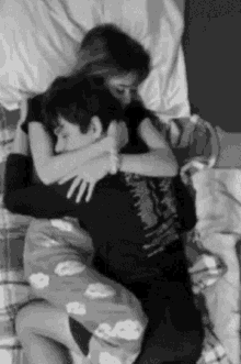 Download Cuddle Couple Gif Nomer 1