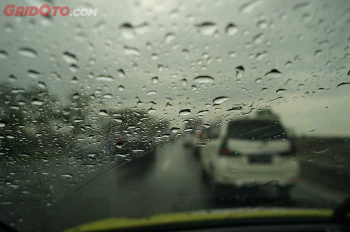 Download Foto Hujan Dari Dalam Mobil Nomer 30