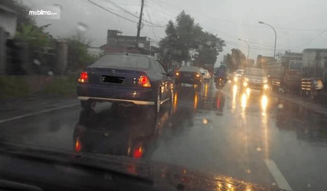 Detail Foto Hujan Dari Dalam Mobil Nomer 52