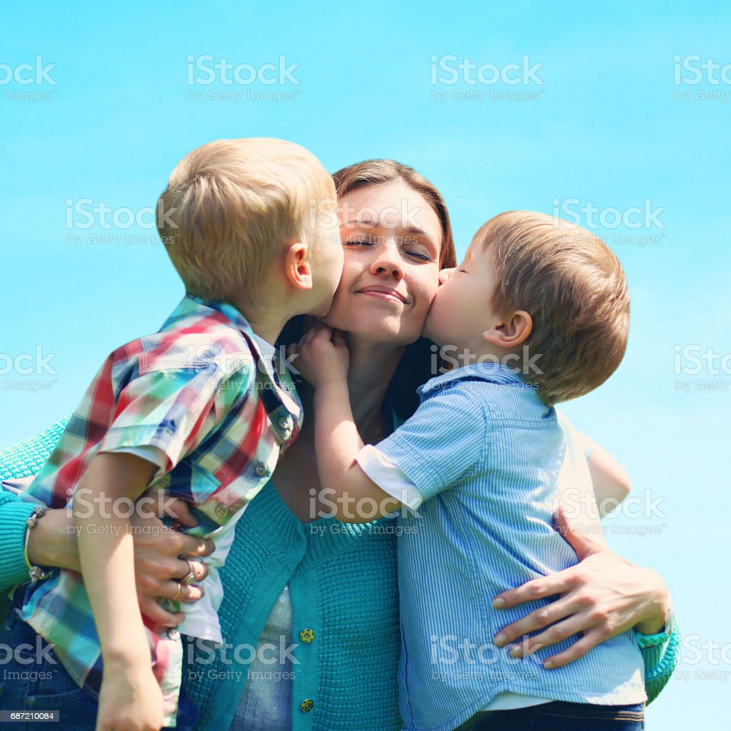 Detail Foto Ibu Dan Anak Laki Laki Nomer 19