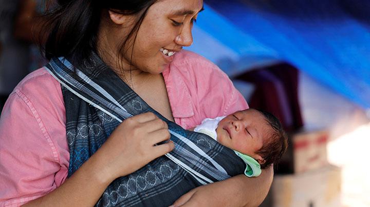 Detail Foto Ibu Gendong Bayi Nomer 2