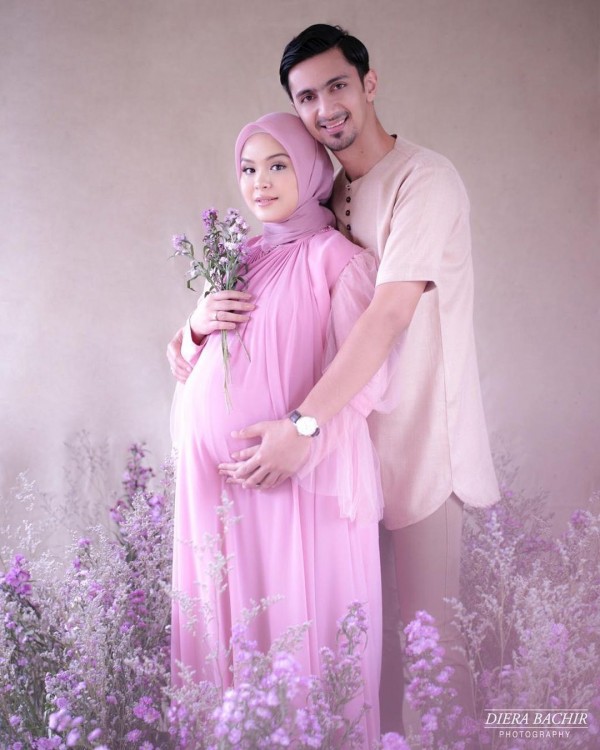 Detail Foto Ibu Hamil Dan Suami Romantis Nomer 19