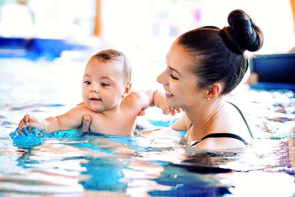 Detail Foto Ibu Hamil Melahirkan Di Kolam Renang Memakai Balon Renang Nomer 29