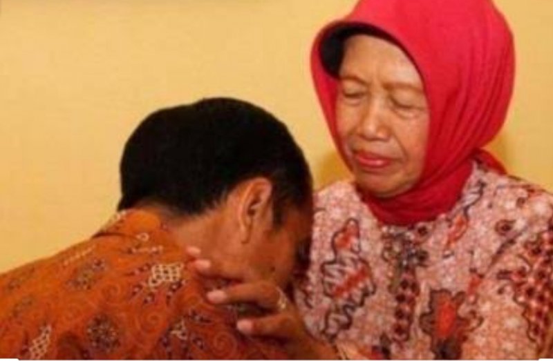 Detail Foto Ibu Jokowi Nomer 21