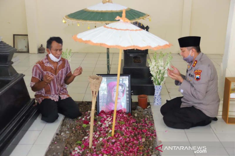 Detail Foto Ibu Jokowi Nomer 28