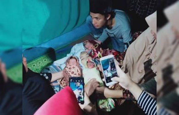 Detail Foto Ibu Melahirkan Bayi Secara Normal Nomer 38