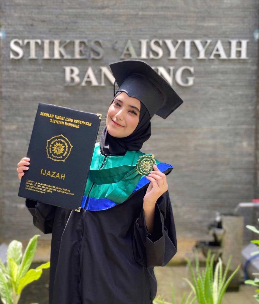 Detail Foto Ijazah Wisuda Berhijab Nomer 17