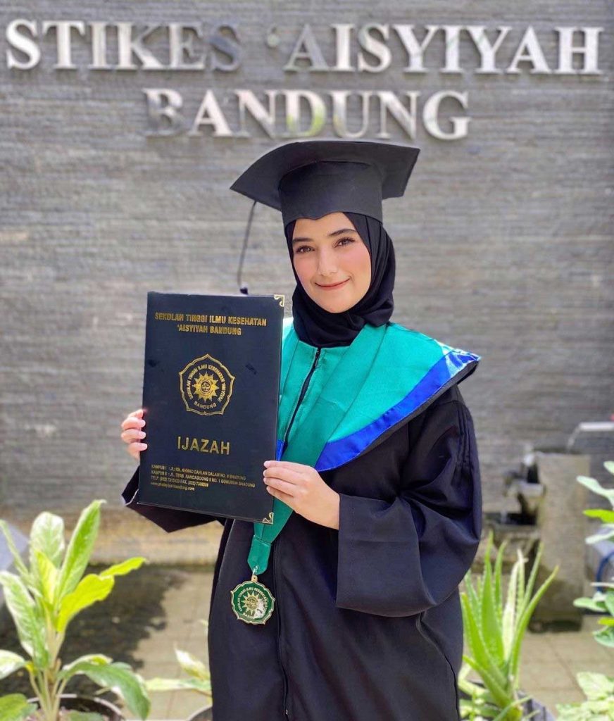 Detail Foto Ijazah Wisuda Berhijab Nomer 19