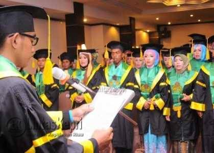 Detail Foto Ijazah Wisuda Berhijab Nomer 28