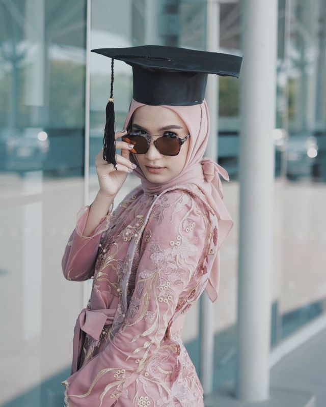 Detail Foto Ijazah Wisuda Berhijab Nomer 32